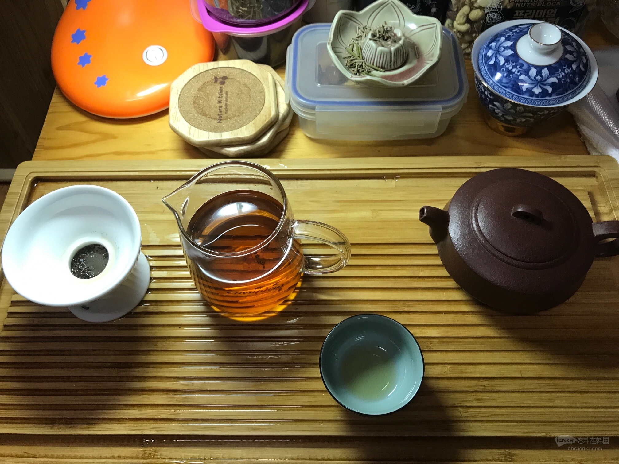 一个人喝酒,解闷;一个人喝茶,意境 一个人散步,喝酒,读书,远行