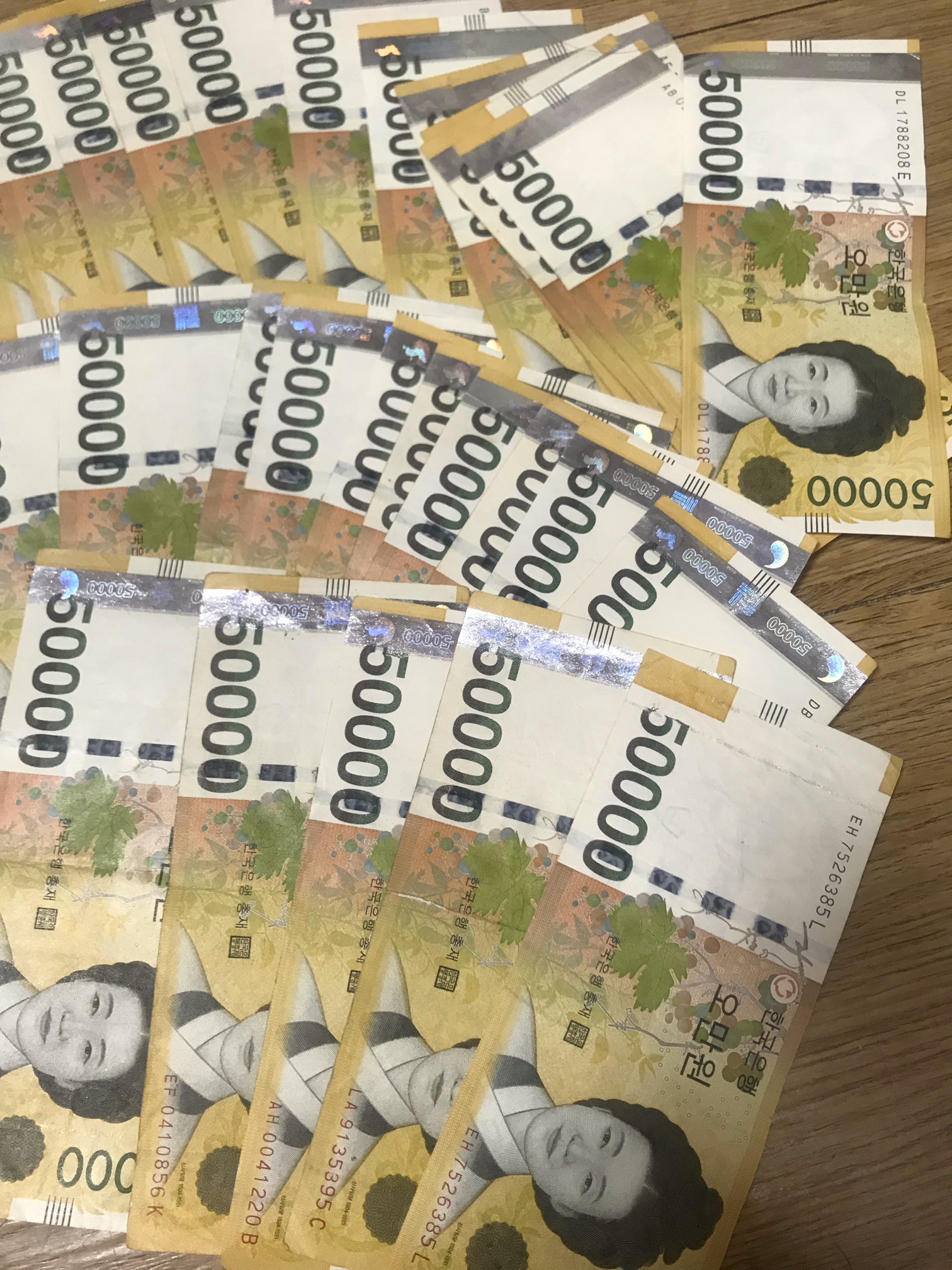 刚收到了一张韩国5万错版韩币是不是假币