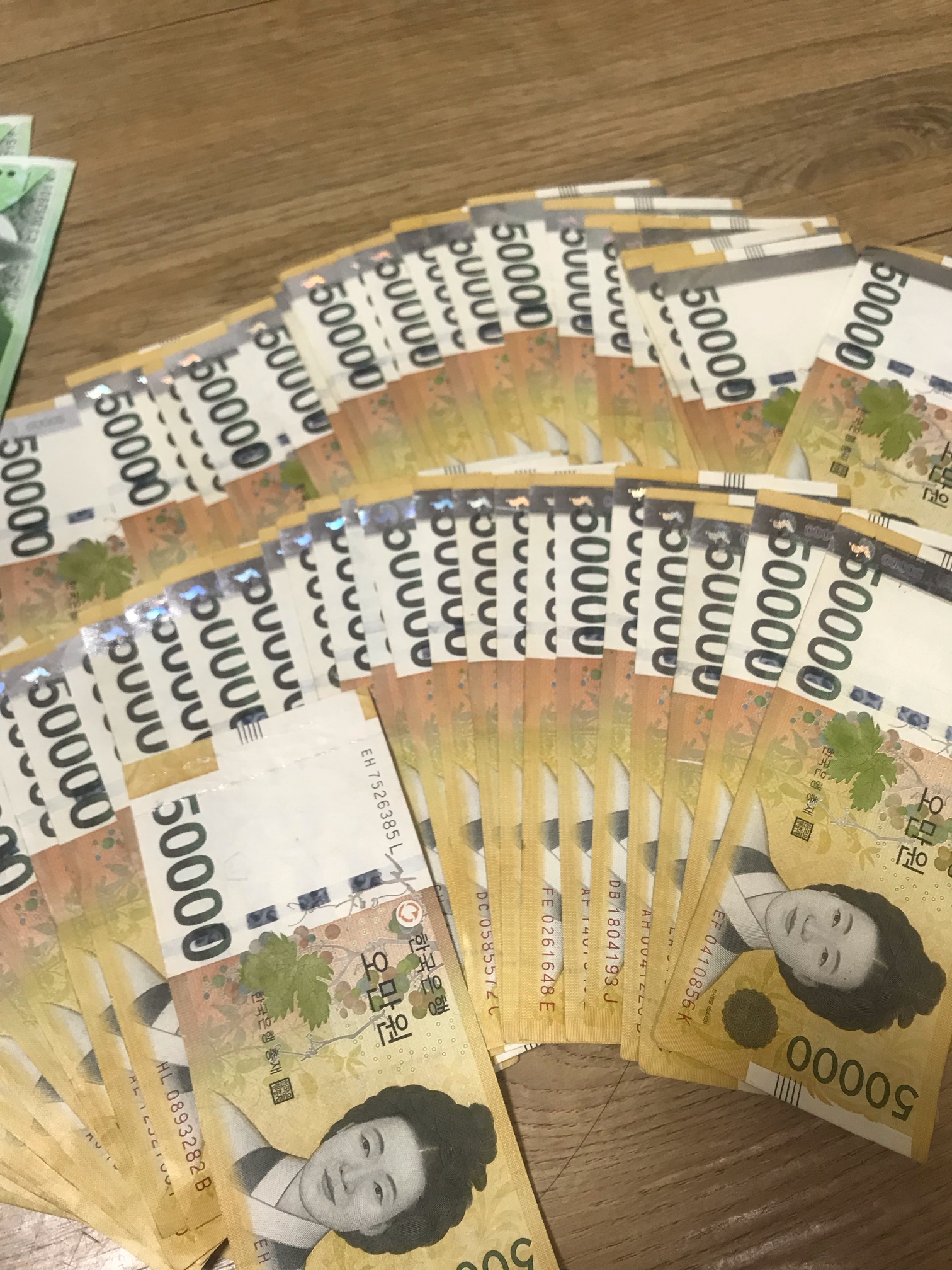 刚收到了一张韩国5万错版韩币是不是假币