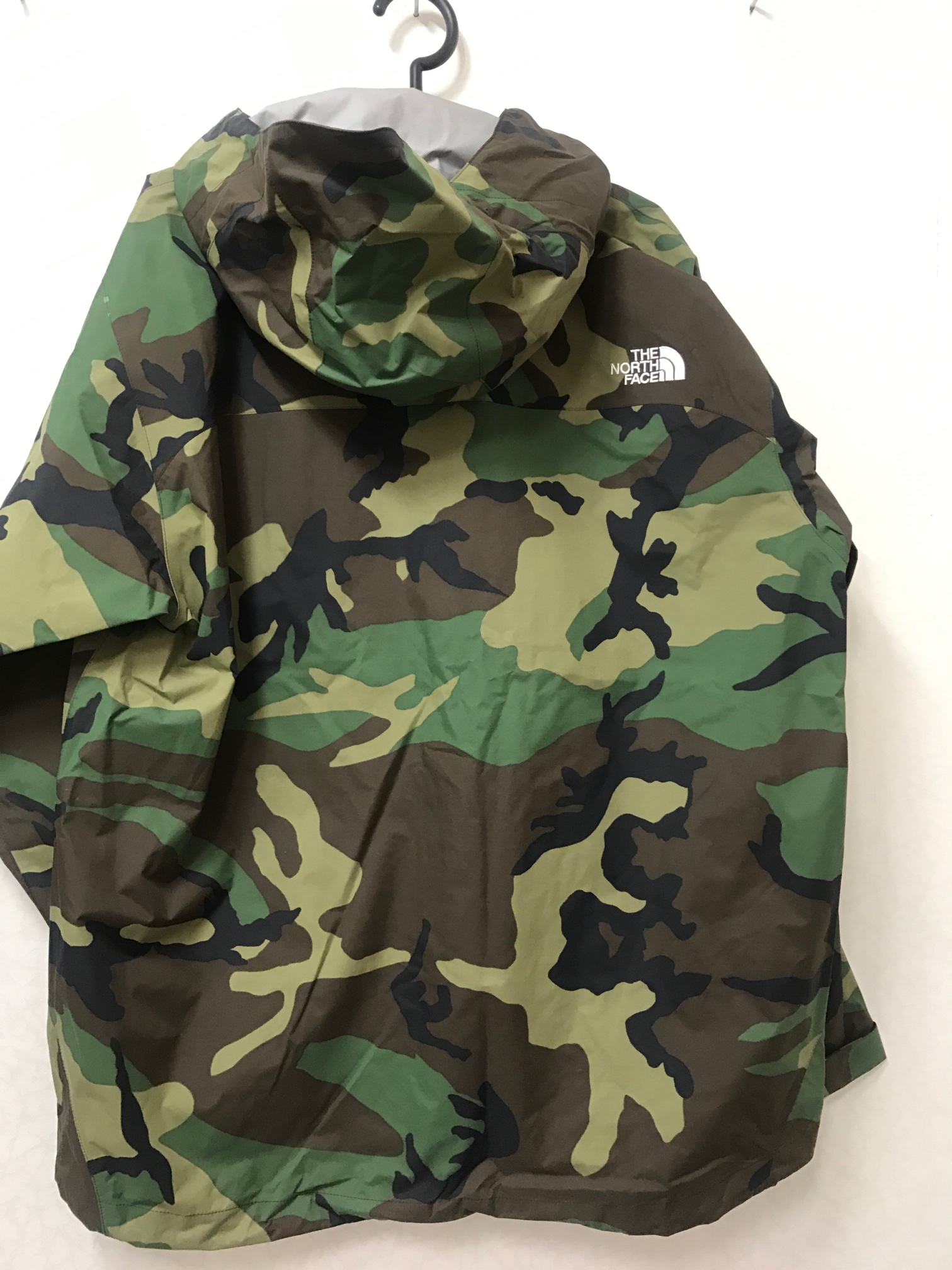 出售 北面 北脸 限量男士迷彩冲锋衣